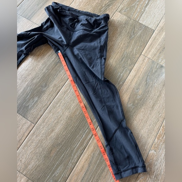 Lululemon black cropped leggings size 6 - Picture 6 of 8